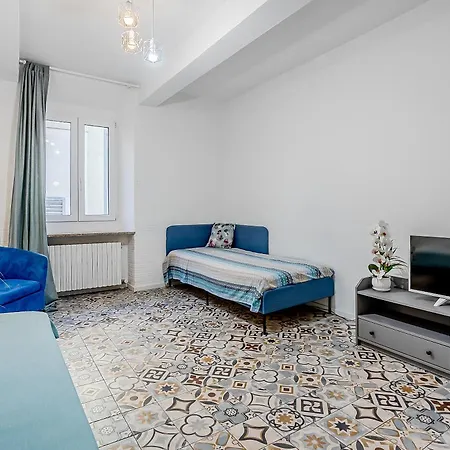 Apartment Le Finestre Sul Borgo 1 - Very Near To Piazza Garibaldi And The Cathedral